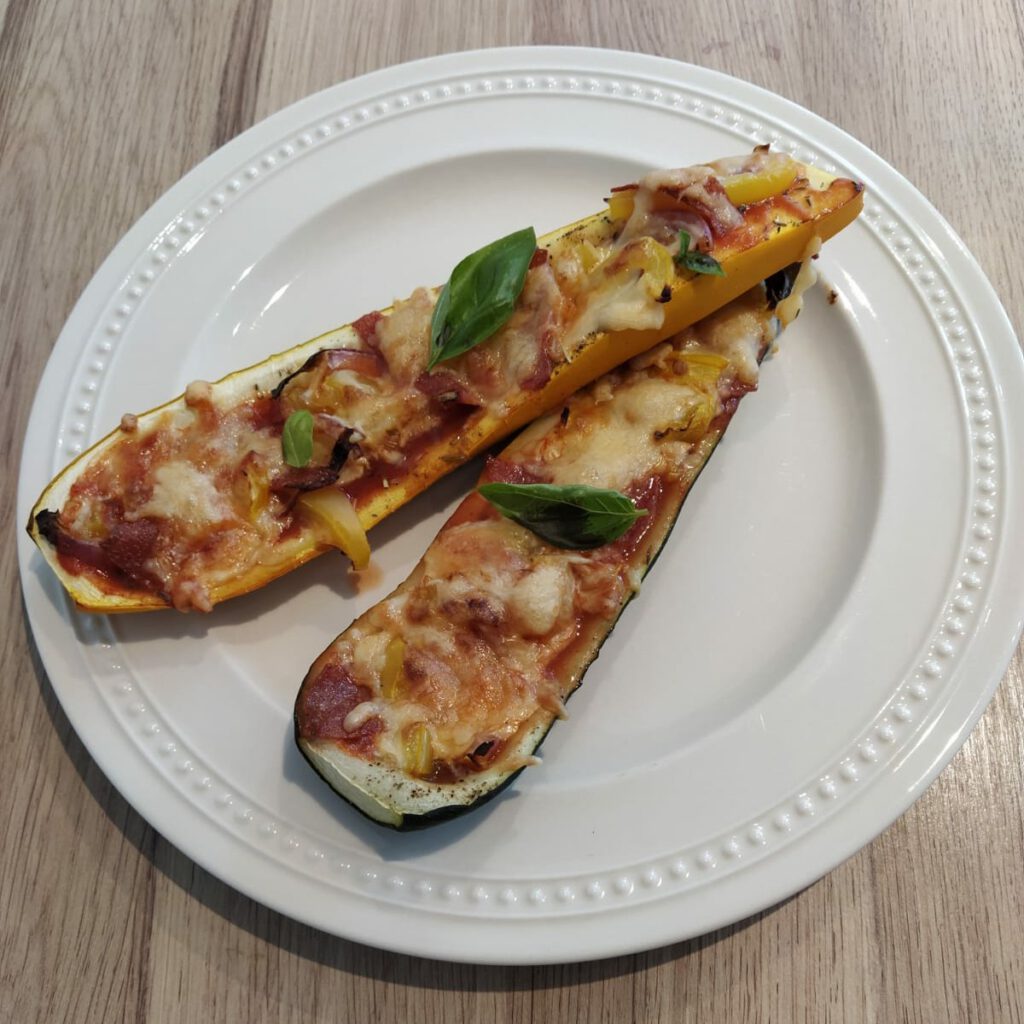 Recept Courgette met pizzatopping Nieuwenhuijzen Dietetiek